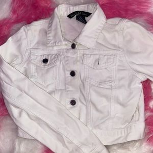 𝐶𝑢𝑡𝑒 𝑤ℎ𝑖𝑡𝑒 𝑗𝑒𝑎𝑛 𝑗𝑎𝑐𝑘𝑒𝑡